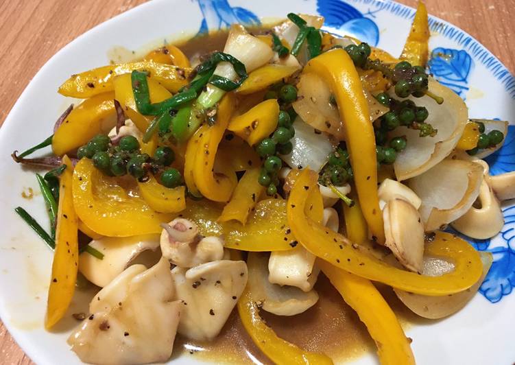 ปลาหมึกผัดพริกไทยดำ