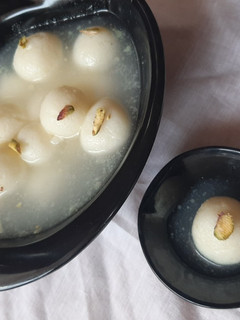 रसगुल्ला (Rasgulla recipe in hindi) रेसिपी मुख्य फोटो