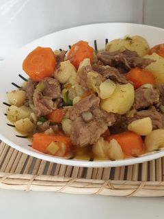 Una foto de Guiso tradicional de carne de cordero de mí abuela