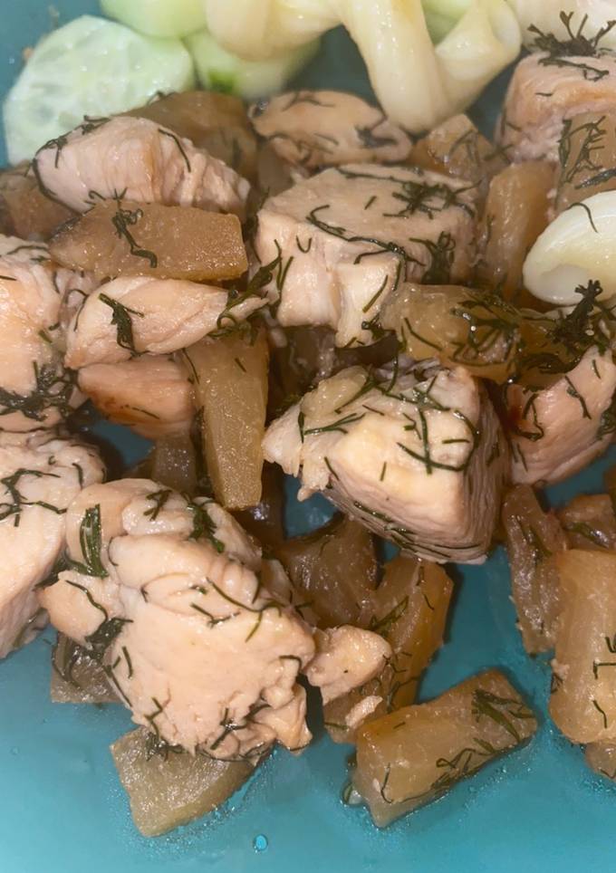 Тушкована курка з ананасами