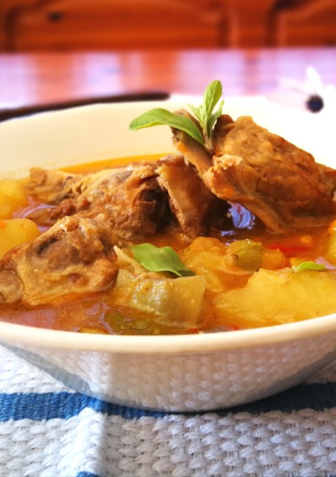 Una foto de Guiso de patata con costillas de cerdo y picada 🐽 🥔