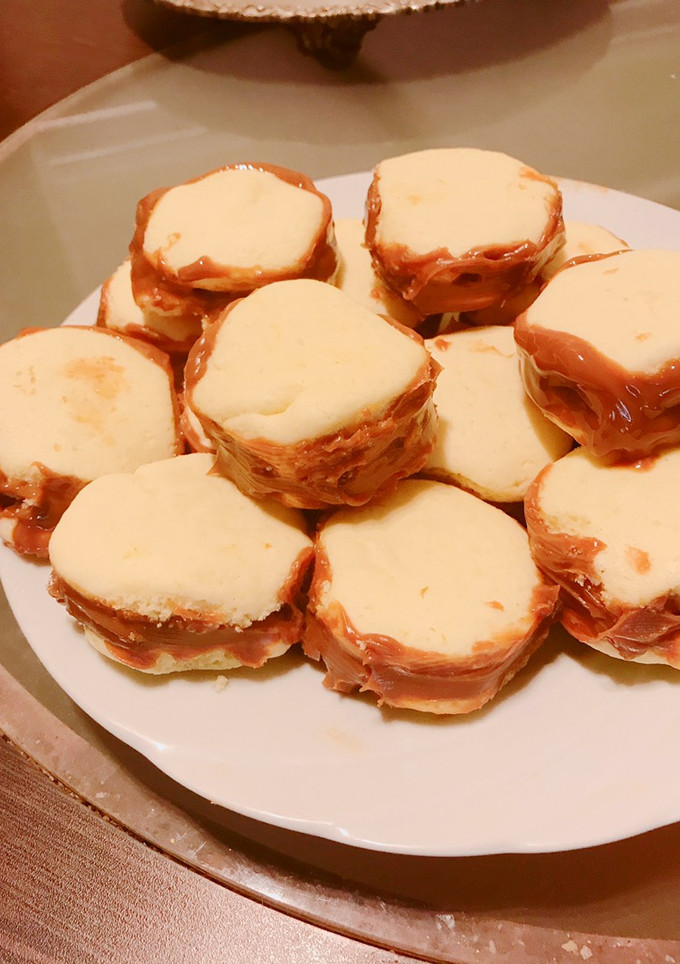 Una foto de Alfajores de maicena con dulce de leche