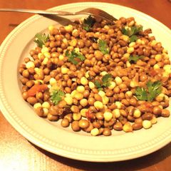 A picture of Githeri nzuu (pigeon peas).