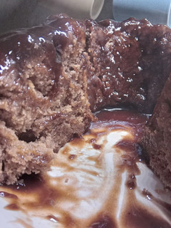 Una foto de Torta de chocolate sin huevo con cobertura