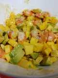 Ensalada de langostinos, mango y aguacate