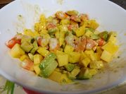 Una foto de ensalada de mango