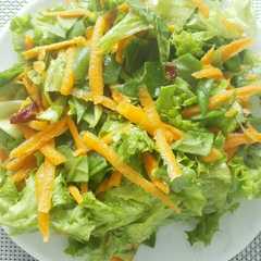 Una foto de Ensalada de Espinaca, Arándanos y Zanahoria