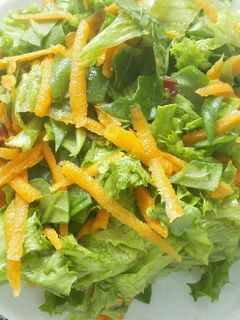 Una foto de Ensalada de Espinaca, Arándanos y Zanahoria