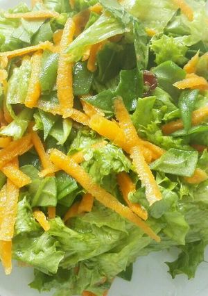 Una foto de Ensalada de Espinaca, Arándanos y Zanahoria
