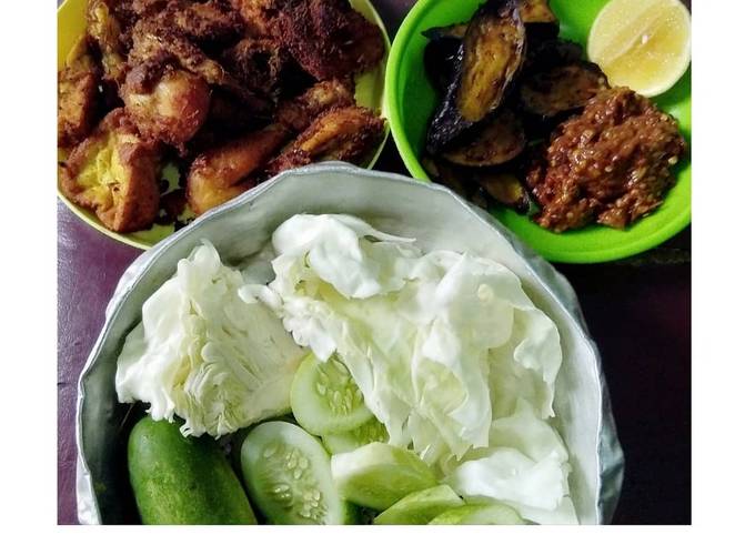 Ayam Serundeng, Terong Goreng, Sambel Terasi dan Lalapan Segar