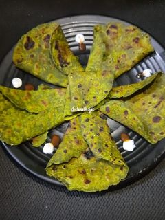 पालक पराठा (palak paratha recipe in marathi) रेसिपी चे मुख्य फोटो