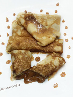 Una foto de Crepes calientes con dulce de leche😋