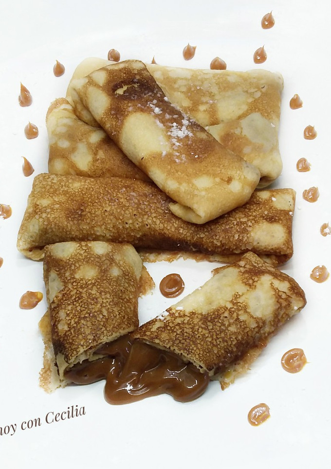 Una foto de Crepes calientes con dulce de leche😋