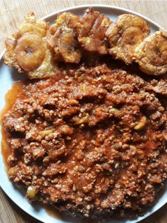 Una foto de Picadillo cubano con tostones
