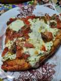 Pizza con tomates frescos y anchoitas