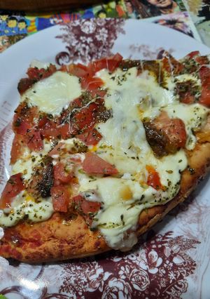 Una foto de Pizza con tomates frescos y anchoitas