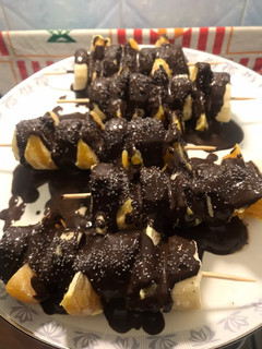 Una foto de Pinchito de plátano y mandarina con chocolate negro 99%