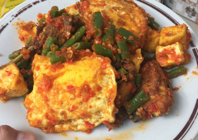 Balado telor buncis ayam tahu 👌🏻