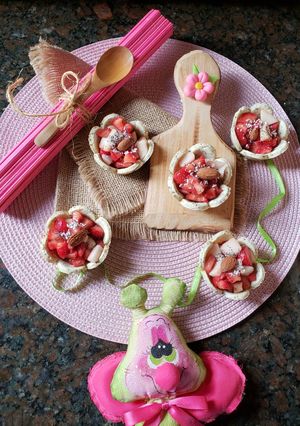 Una foto de Florcitas rellenas de frutillas y peras