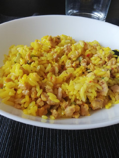 Una foto de Arroz con pollo y verduras
