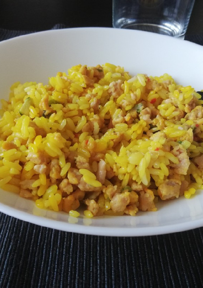 Una foto de Arroz con pollo y verduras