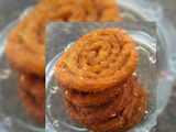आटा मूंग दाल चकली (Aata moong dal chakli recipe in hindi)