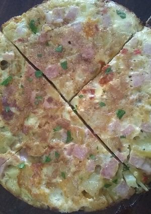 Una foto de Mi tortilla de papas 🥔🧅🫑🧀🥚🍗🥘