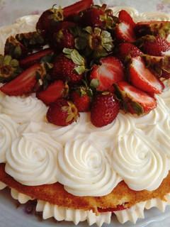 Una foto de Torta de frutillas fácil con crema chantilly