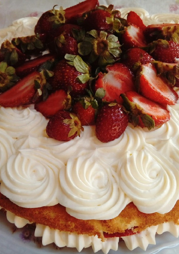 Una foto de Torta de frutillas fácil con crema chantilly