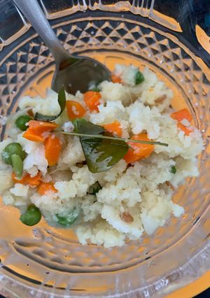 વેજિટેબલ ઉપમા (Vegetable Upma Recipe In Gujarati) રેસીપી મુખ્ય ફોટો