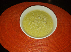 Una foto de Crema de brócolis y verduras.