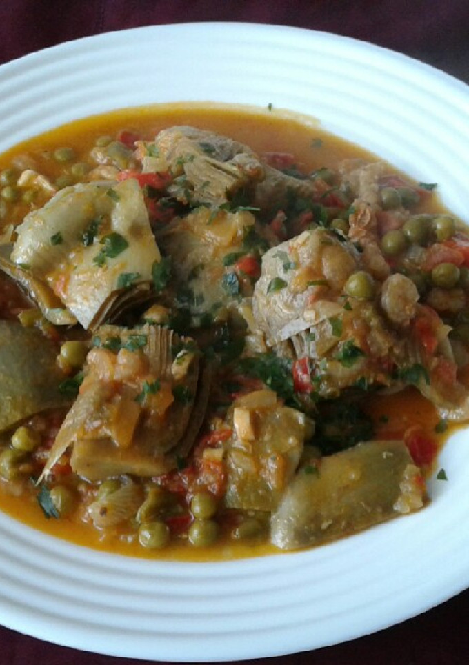 Una foto de Alcachofas estofadas, con verduras y gambas