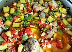 Una foto de Calabacitas a la mexicana con costilla y queso