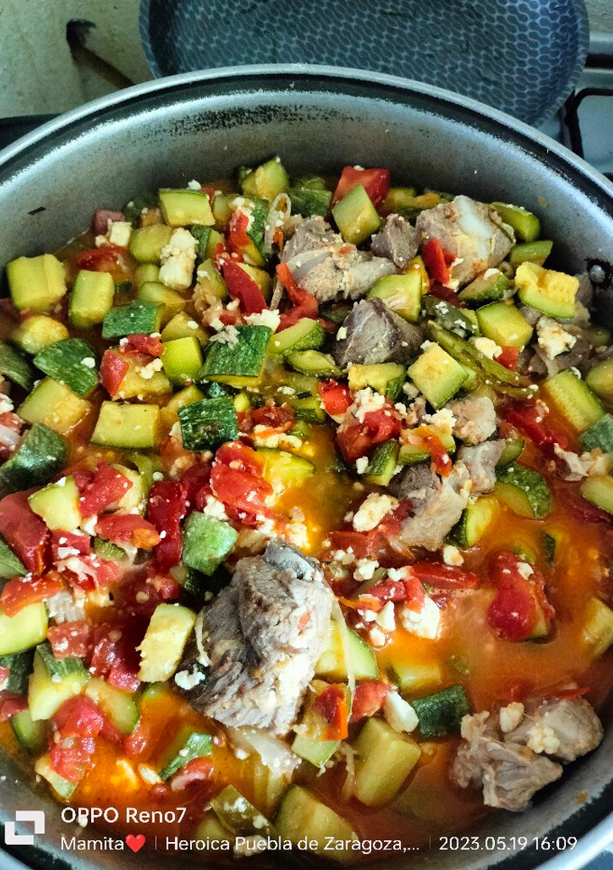 Una foto de Calabacitas a la mexicana con costilla y queso