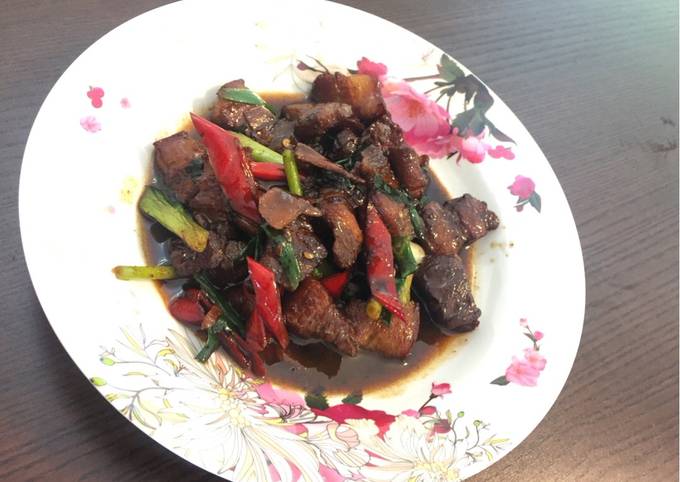 Dark soy sauce pork with leek