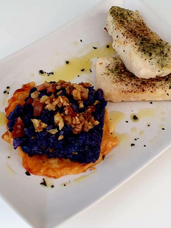 Una foto de Lomo de merluza con costra de queso y patata morada