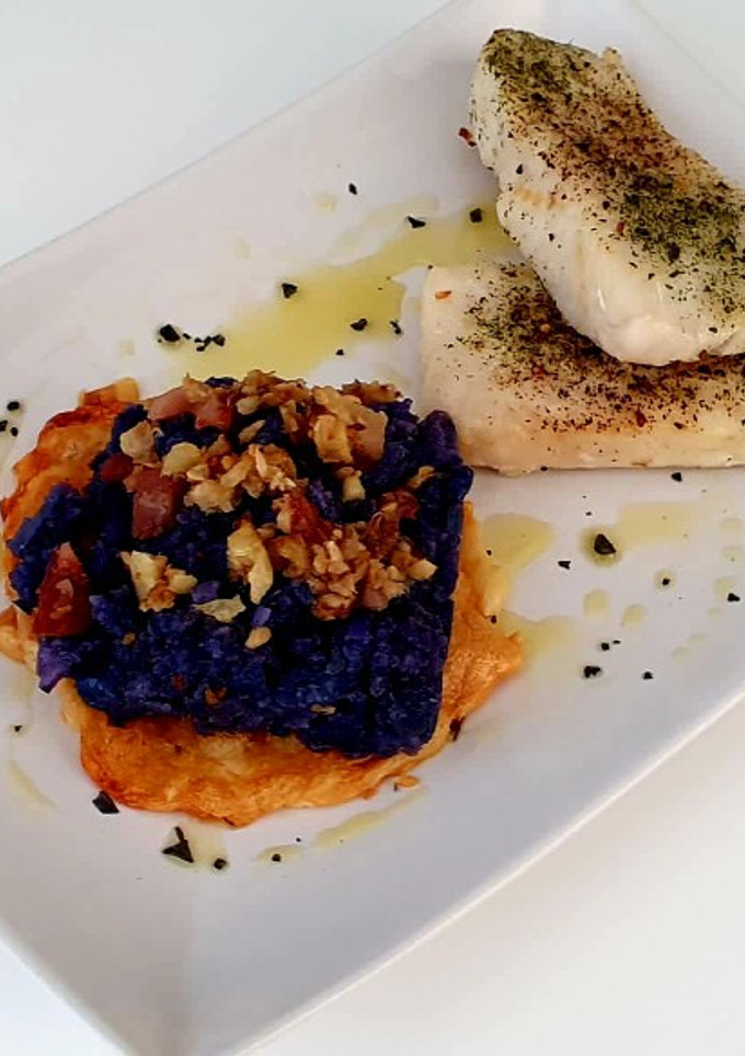 Una foto de Lomo de merluza con costra de queso y patata morada
