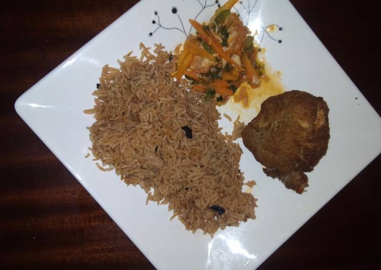 Recipe of Tasteful Pilau with chicken and salad on the side