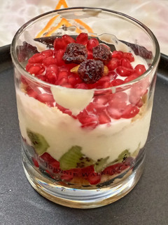 ફ્રૂટ અને યોગટૅ પાર્ફેટ (Fruit Yogurt Parfait Recipe In Gujarati રેસીપી મુખ્ય ફોટો