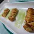Fantasías de camarón hojaldrados en cama de ají dulce