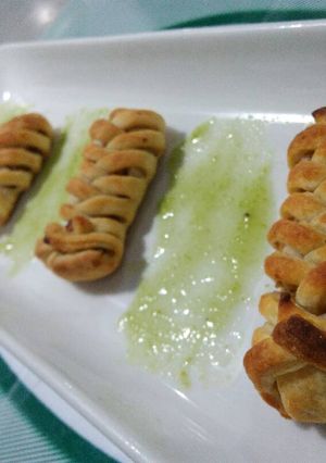 Una foto de Fantasías de camarón hojaldrados en cama de ají dulce