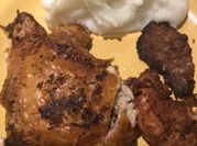 Una foto de cuartos de pollo asado