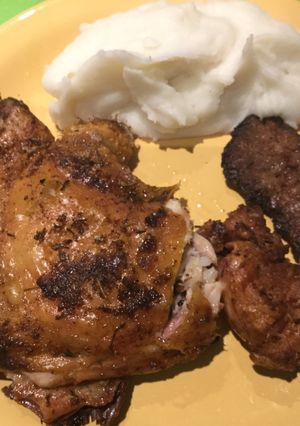 Una foto de Cuarto de Pollo Asado con Mollejas Crocantes con Puré de Papas