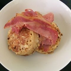 A picture of Eggy crumpets with crispy bacon 🥓 🥚.