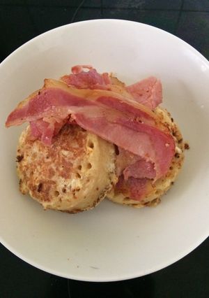 A picture of Eggy crumpets with crispy bacon 🥓 🥚.