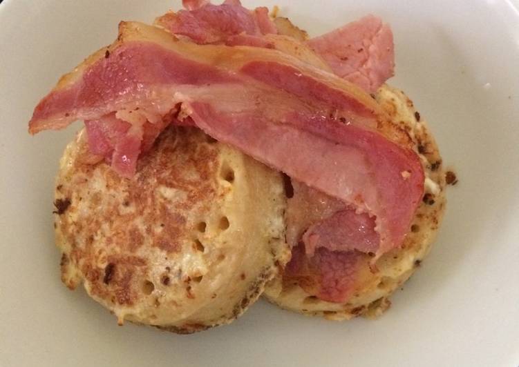 Eggy crumpets with crispy bacon 🥓 🥚