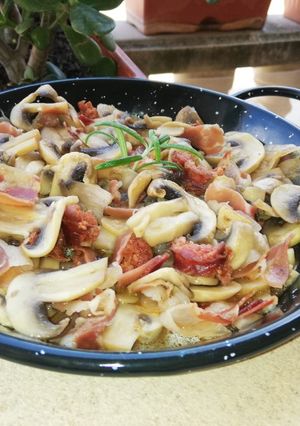 Una foto de Champiñones con chorizo y jamón al vino blanco. Bychusmi