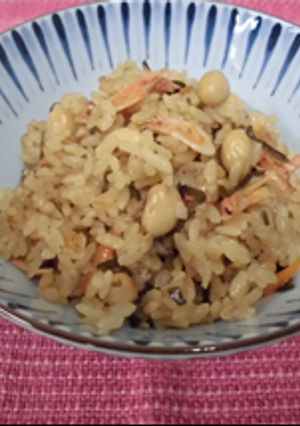 A picture of Japanese mixed rice with kelp and soybeans.