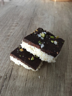 Una foto de Coco & chocolate raw bars 🥥🍫