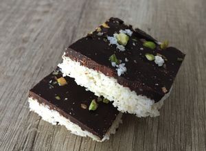 Una foto de Coco & chocolate raw bars 🥥🍫